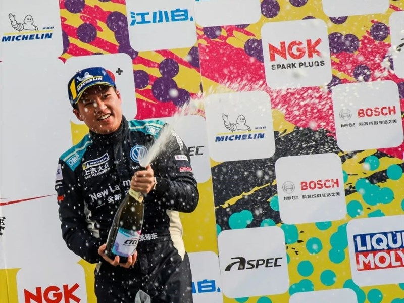 CTCC武汉站第一回合竞争惨烈凌渡赛车负伤带回奖杯!